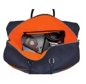 Intérieur sac de voyage cuir bleu liseré orange.