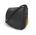 Le sac à main Vens, intemporel et indispensable, dans sa version en cuir noir, liseré jaune.