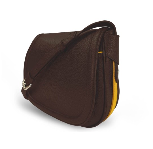 Le sac à main Vens, intemporel et indispensable, dans sa version en cuir marron, liseré jaune.