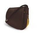 Le sac à main Vens, intemporel et indispensable, dans sa version en cuir marron, liseré jaune.