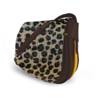 Le sac à main Vens, intemporel et indispensable, dans sa version en léopard, liseré jaune.