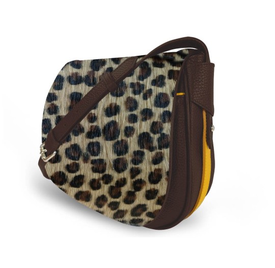Le sac à main Vens, intemporel et indispensable, dans sa version en léopard, liseré jaune.