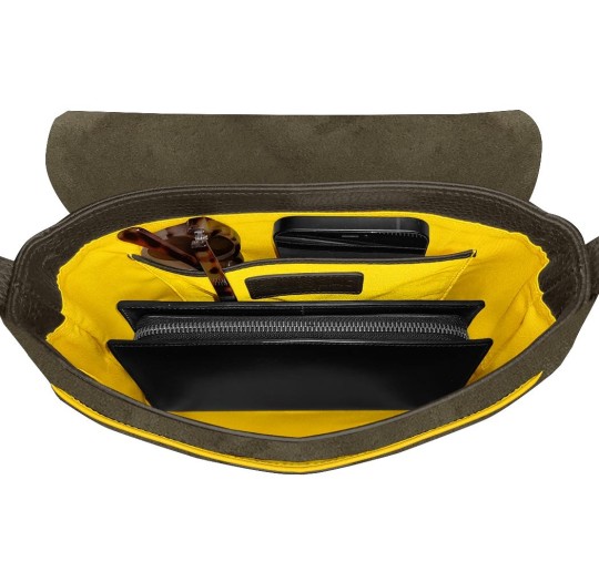 Intérieur sac à main nubuck kaki liseré jaune.