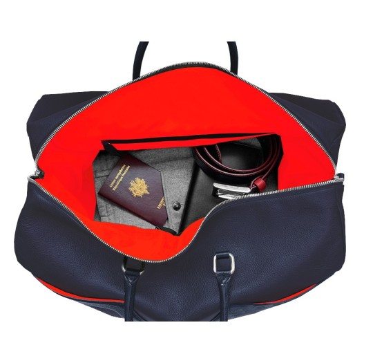 Intérieur sac de voyage cuir bleu liseré rouge et blanc.