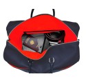 Intérieur sac de voyage cuir bleu liseré rouge et blanc.