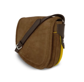 Le sac à main Vens, intemporel et indispensable, dans sa version en nubuck cognac, liseré jaune.