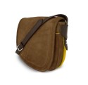 Le sac à main Vens, intemporel et indispensable, dans sa version en nubuck cognac, liseré jaune.