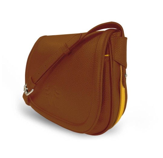 Le sac à main Vens, intemporel et indispensable, dans sa version en cuir cognac, liseré jaune.