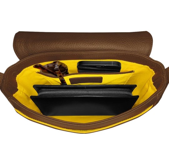 Intérieur sac à main cuir cognac liseré jaune.