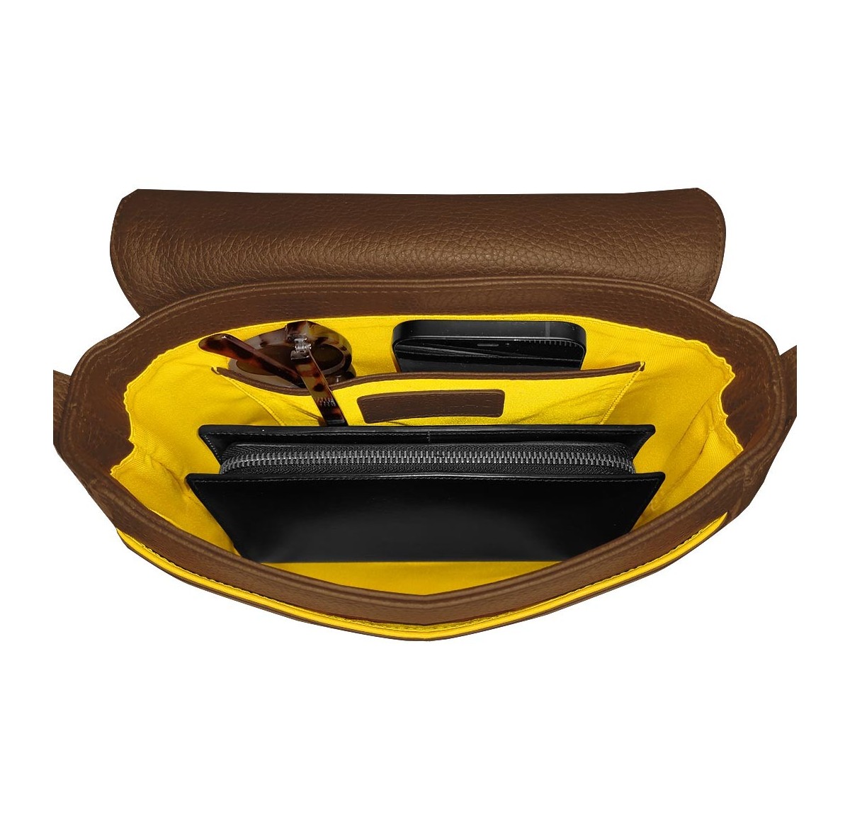 Intérieur sac à main cuir cognac liseré jaune.