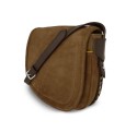 Le sac à main Vens, intemporel et indispensable, dans sa version en nubuck cognac, liseré jaune.