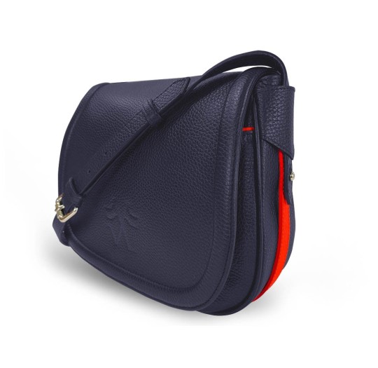 Le sac à main Vens, intemporel et indispensable, dans sa version en cuir bleu, liseré rouge.