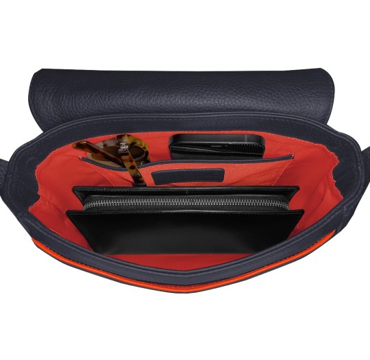 Intérieur sac à main cuir bleu liseré rouge.