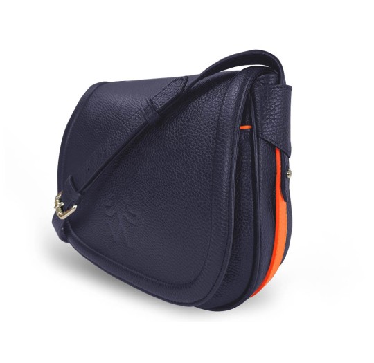Le sac à main Vens, intemporel et indispensable, dans sa version en cuir bleu, liseré orange.