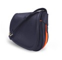 Le sac à main Vens, intemporel et indispensable, dans sa version en cuir bleu, liseré orange.