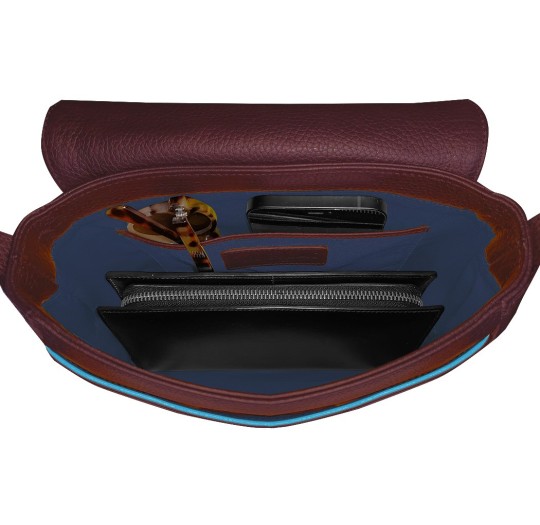 Intérieur sac à main cuir bordeaux liseré bleu.