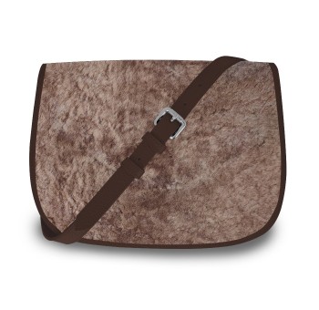 Notre Besace SaVine, en quête de praticité et de style minimaliste dans sa version en mouton, liseré jaune