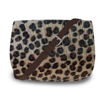 Notre Besace SaVine, en quête de praticité et de style minimaliste dans sa version en léopard, liseré jaune