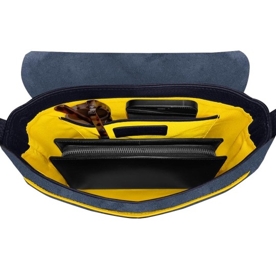 Intérieur sac à main nubuck bleu liseré jaune.