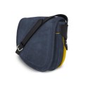Le sac à main Vens, intemporel et indispensable, dans sa version en nubuck bleu, liseré jaune.