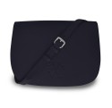 Notre Besace SaVine, en quête de praticité et de style minimaliste dans sa version en cuir bleu, liseré rouge