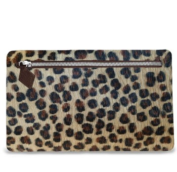 Notre pochette plate Vanda, face avant avec sa poche zippée