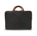Le porte documents ClairVaux, la référence de notre gamme business, dans sa version en cuir noir, liseré cognac.