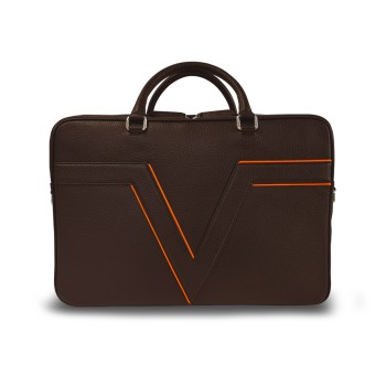 Le porte documents ClairVaux, la référence de notre gamme business, dans sa version en cuir marron, liseré orange.
