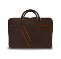 Le porte documents ClairVaux, la référence de notre gamme business, dans sa version en cuir marron, liseré orange.