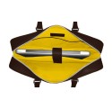 Intérieur du porte documents avec poche moussée pour protéger votre ordinateur cuir marron liseré jaune.