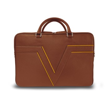 Le porte documents ClairVaux, la référence de notre gamme business, dans sa version en cuir cognac, liseré jaune.