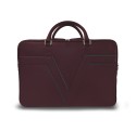 Le porte documents ClairVaux, la référence de notre gamme business, dans sa version en cuir bordeaux, liseré bleu.