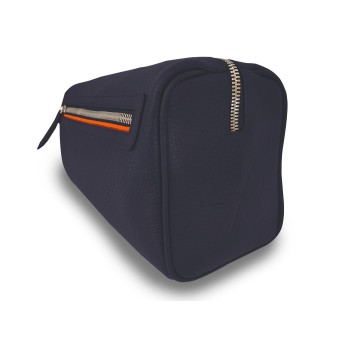 Notre trousse de toilette Verdon intemporelle et élégante dans sa version en cuir bleu, liseré orange
