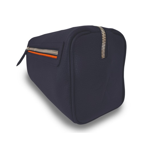 Notre trousse de toilette Verdon intemporelle et élégante dans sa version en cuir bleu, liseré orange