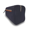 Notre trousse de toilette Verdon intemporelle et élégante dans sa version en cuir bleu, liseré orange