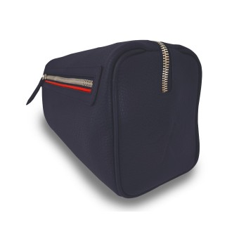 Notre trousse de toilette Verdon intemporelle et élégante dans sa version en cuir bleu, liseré rouge