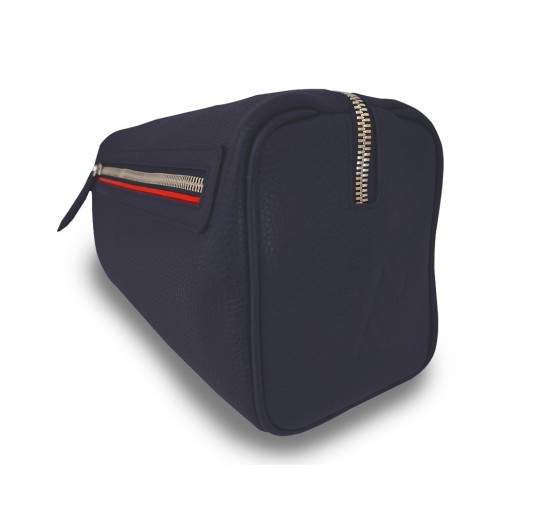 Notre trousse de toilette Verdon intemporelle et élégante dans sa version en cuir bleu, liseré rouge