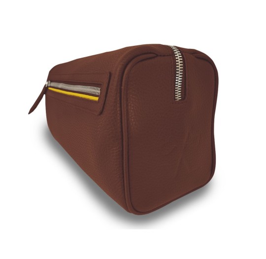 Notre trousse de toilette Verdon intemporelle et élégante dans sa version en cuir cognac, liseré jaune