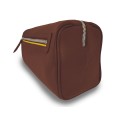 Notre trousse de toilette Verdon intemporelle et élégante dans sa version en cuir cognac, liseré jaune