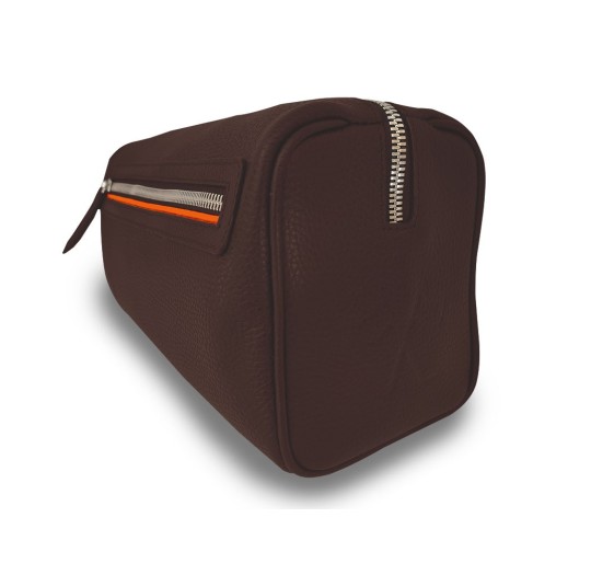 Notre trousse de toilette Verdon intemporelle et élégante dans sa version en cuir marron, liseré orange