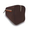 Notre trousse de toilette Verdon intemporelle et élégante dans sa version en cuir marron, liseré orange