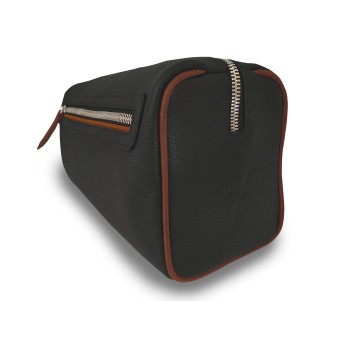 Notre trousse de toilette Verdon intemporelle et élégante dans sa version en cuir noir, liseré cognac