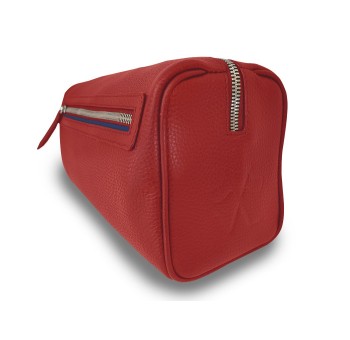 Notre trousse de toilette Verdon intemporelle et élégante dans sa version en cuir rouge, liseré bleu