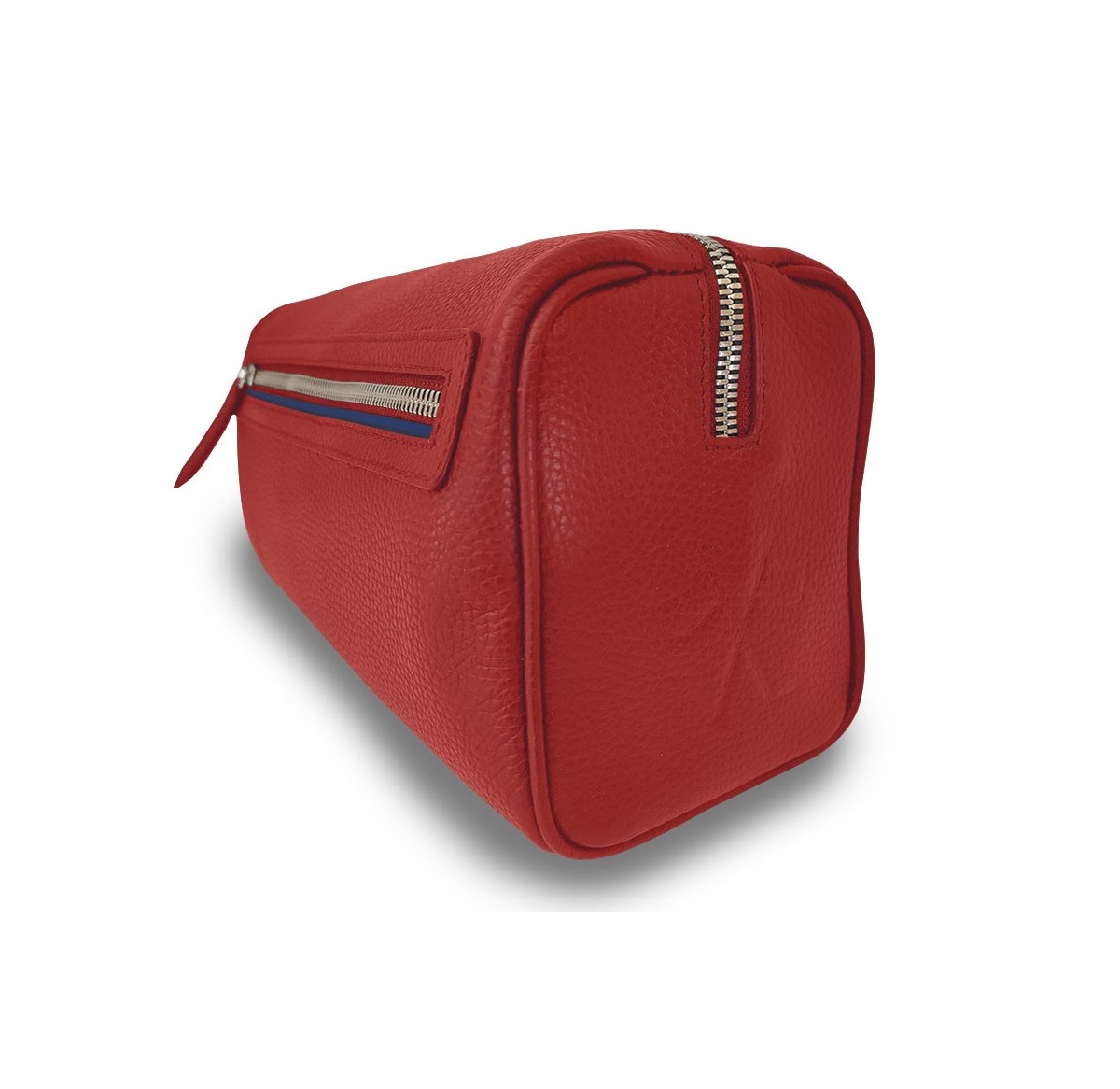 Notre trousse de toilette Verdon intemporelle et élégante dans sa version en cuir rouge, liseré bleu