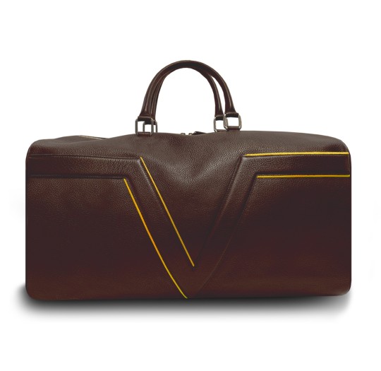 Le sac de voyage BréVent, élégant et fonctionnel, dans sa version en cuir marron, liseré jaune.