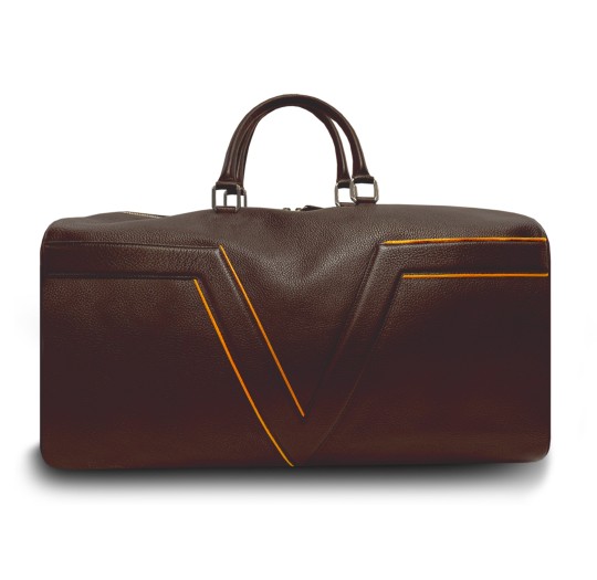 Le sac de voyage BréVent, élégant et fonctionnel, dans sa version en cuir marron, liseré orange.