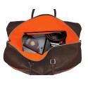 Intérieur sac de voyage cuir marron liseré orange.
