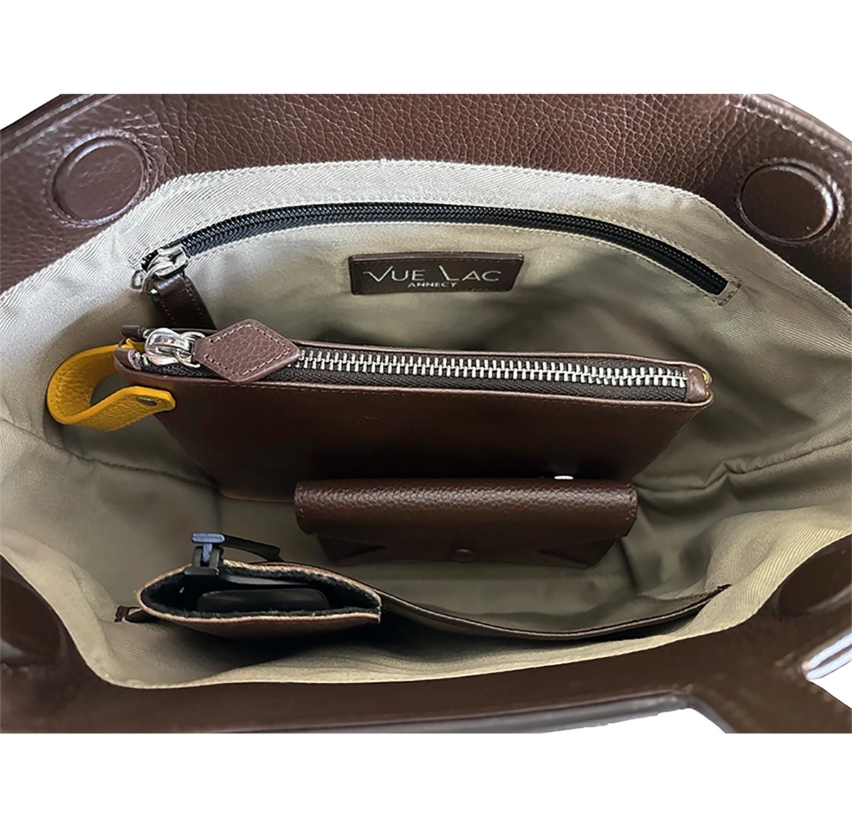 A l’intérieur : 1 grande poche plaquée et 1 poche zippée