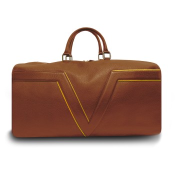 Le sac de voyage BréVent, élégant et fonctionnel, dans sa version en cuir cognac, liseré jaune.