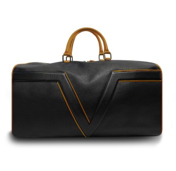 Le sac de voyage BréVent, élégant et fonctionnel, dans sa version en cuir noir, liseré cognac.